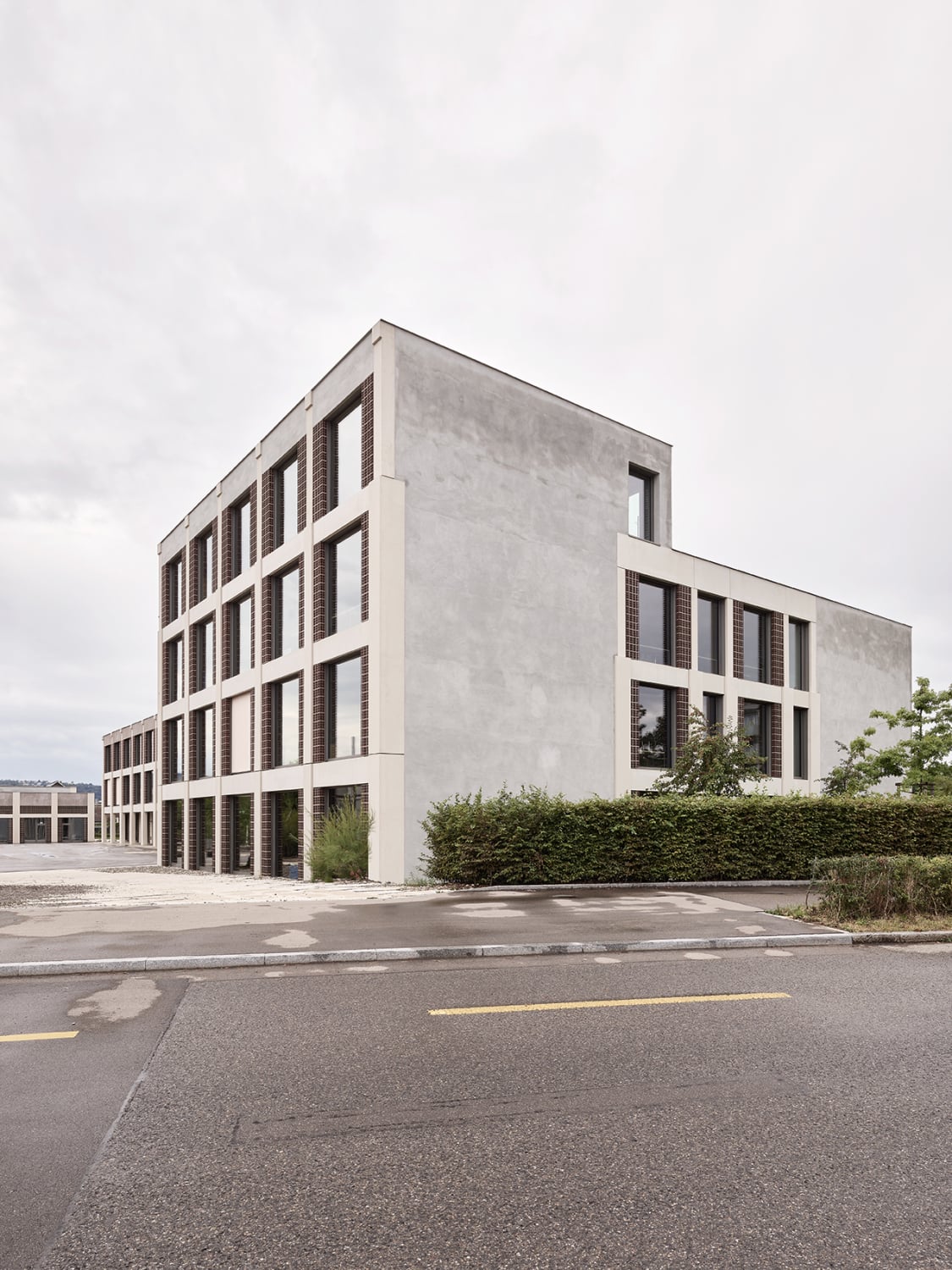Der längliche, dreigeschossige Neubau hat an der Ostseite einen viergeschossigen Kopf