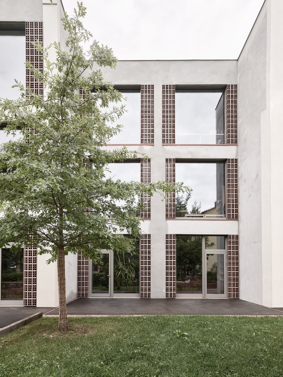 Schule und Turnhalle haben Betonskelettkonstruktionen.