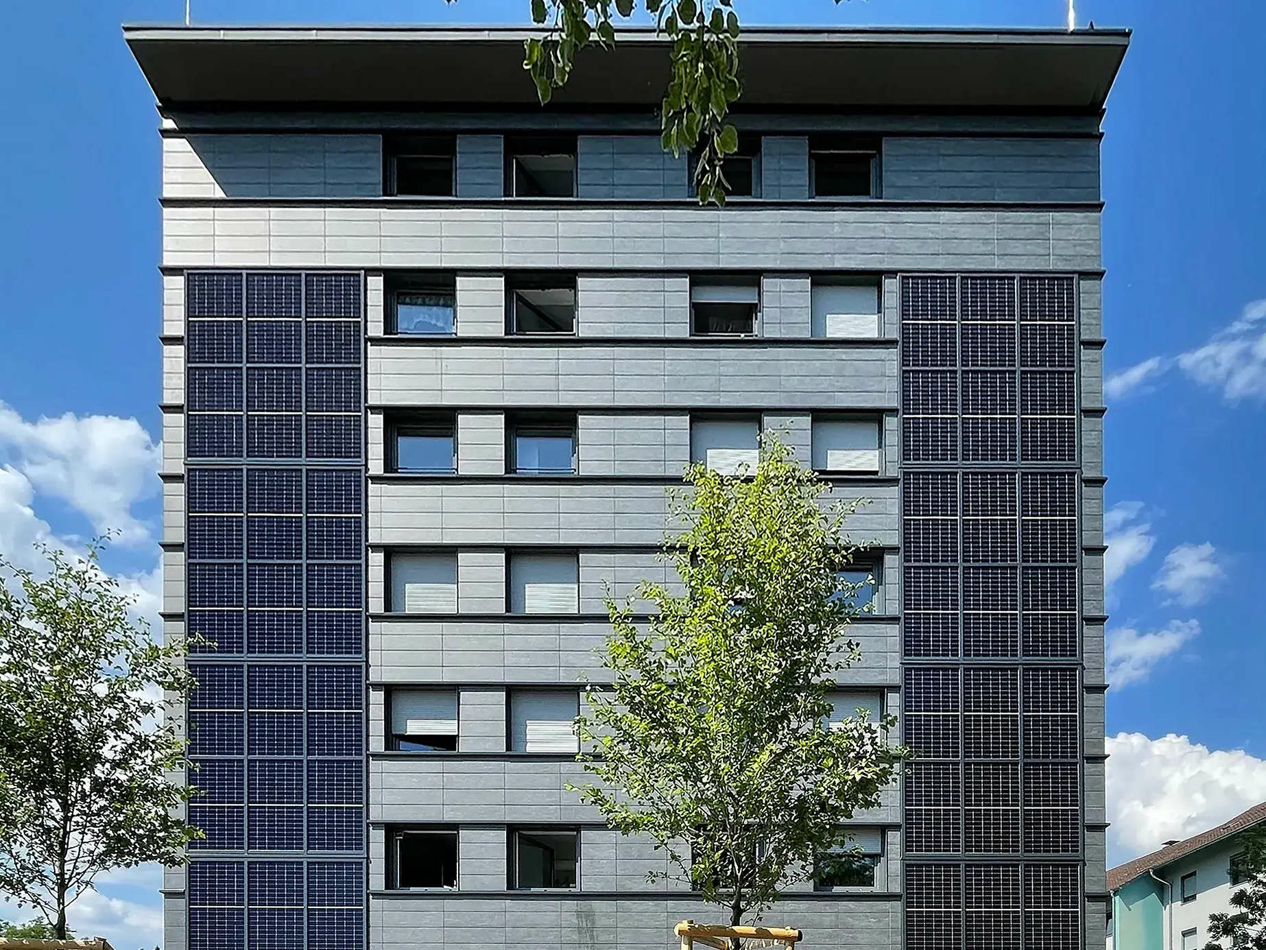 Ein Wohnheim in Lindau am Bodensee erhielt mit der Sanierung eine Fassade aus Keramik- und Photovoltaikelementen.