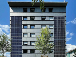 Ein Wohnheim in Lindau am Bodensee erhielt mit der Sanierung eine Fassade aus Keramik- und Photovoltaikelementen.