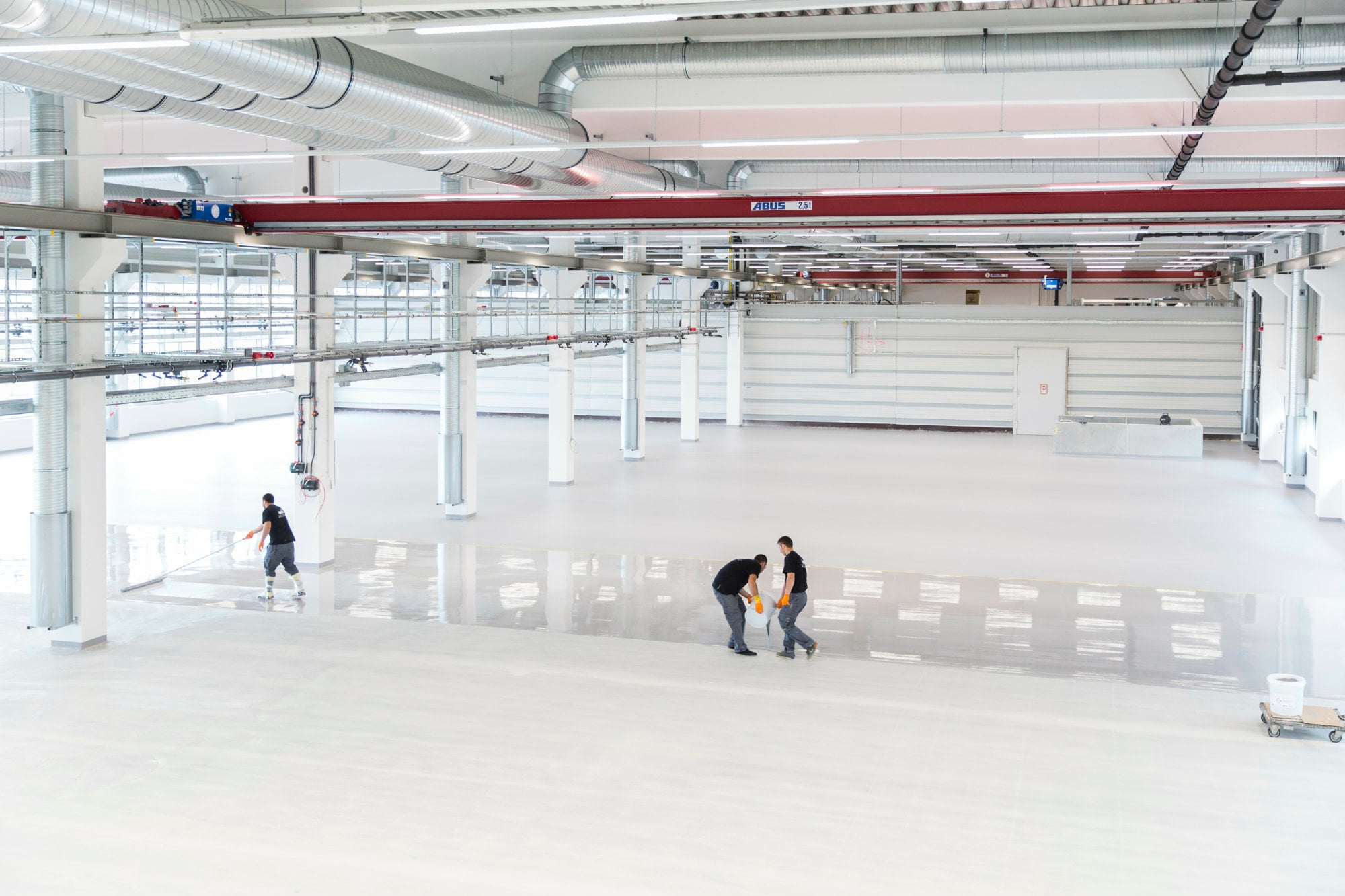 Auf die Grundierung folgt ein diffusionsfähiger Oberbelag für Industrieböden.