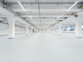 Für die Firma H&B Electronic setzte Viacor einen plegeleichten Industrieboden um.