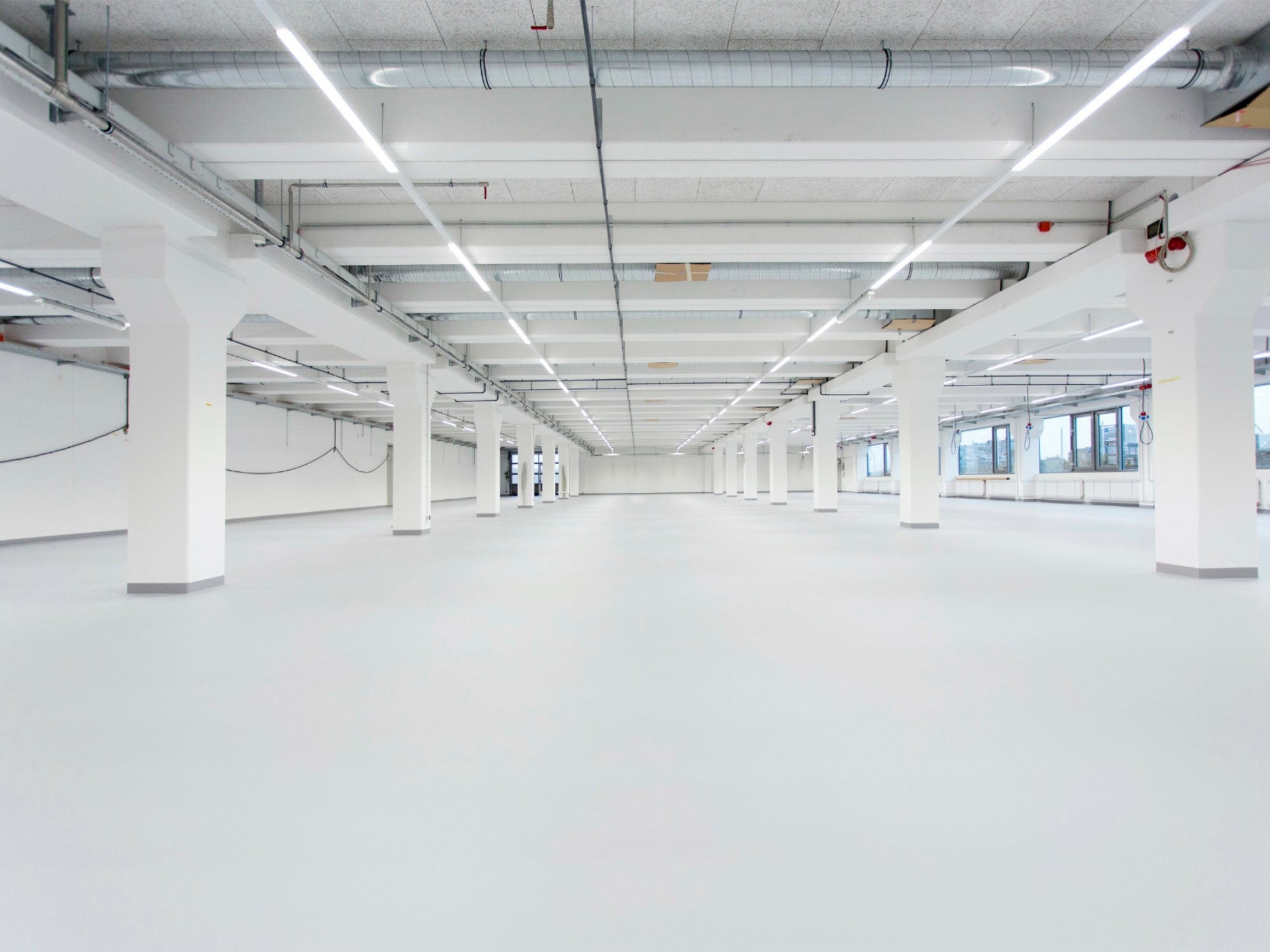 Für die Firma H&B Electronic setzte Viacor einen plegeleichten Industrieboden um.
