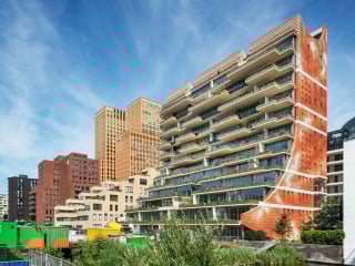 Das Wohngebäude The George erhebt sich am Ufer des Kanal de Boelegracht in Amsterdams Geschäftsviertel Zuidas.