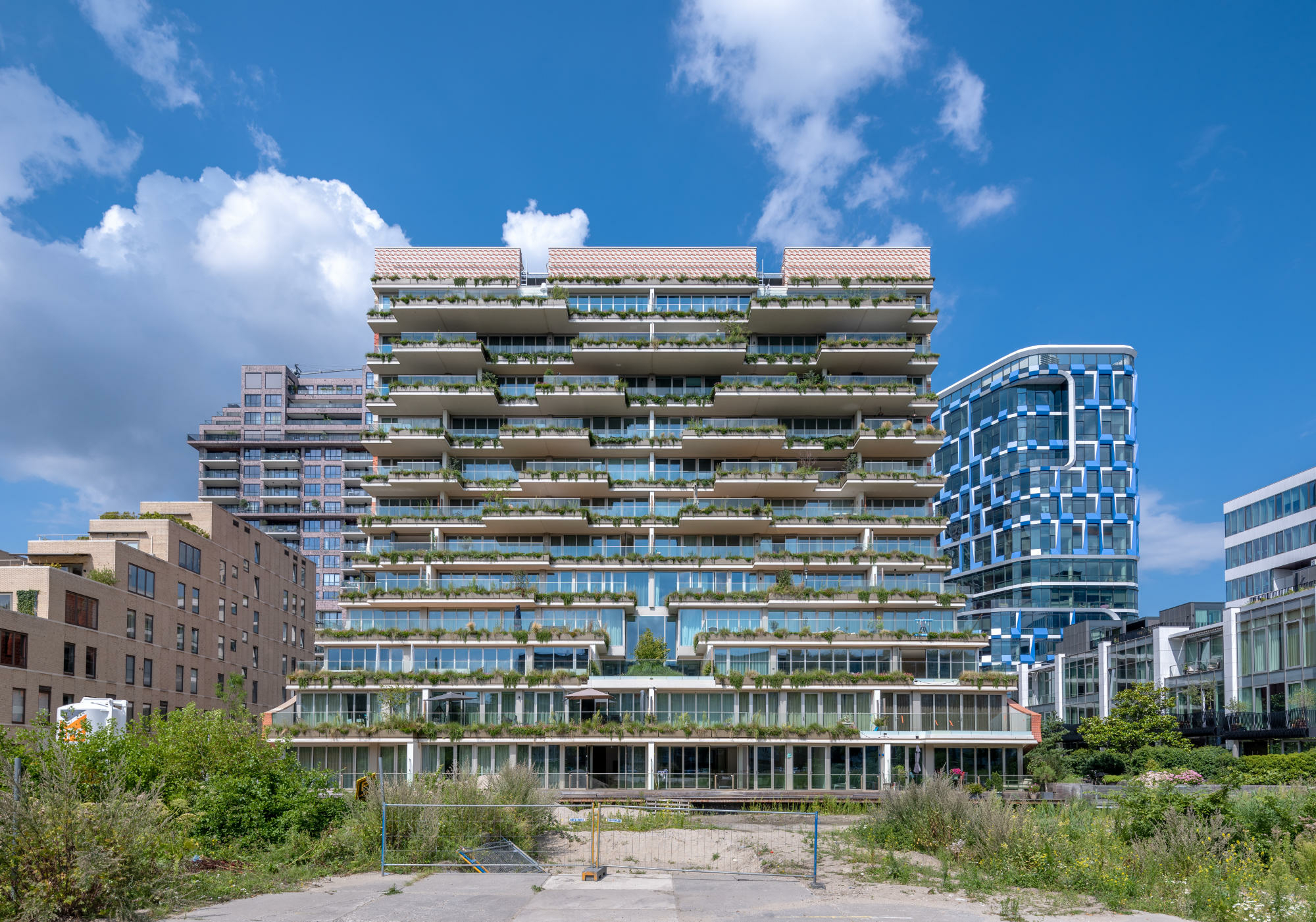 Die Südfassade des elfstöckigen Gebäudes öffnet sich einer Glasfront in Richtung Kanal.