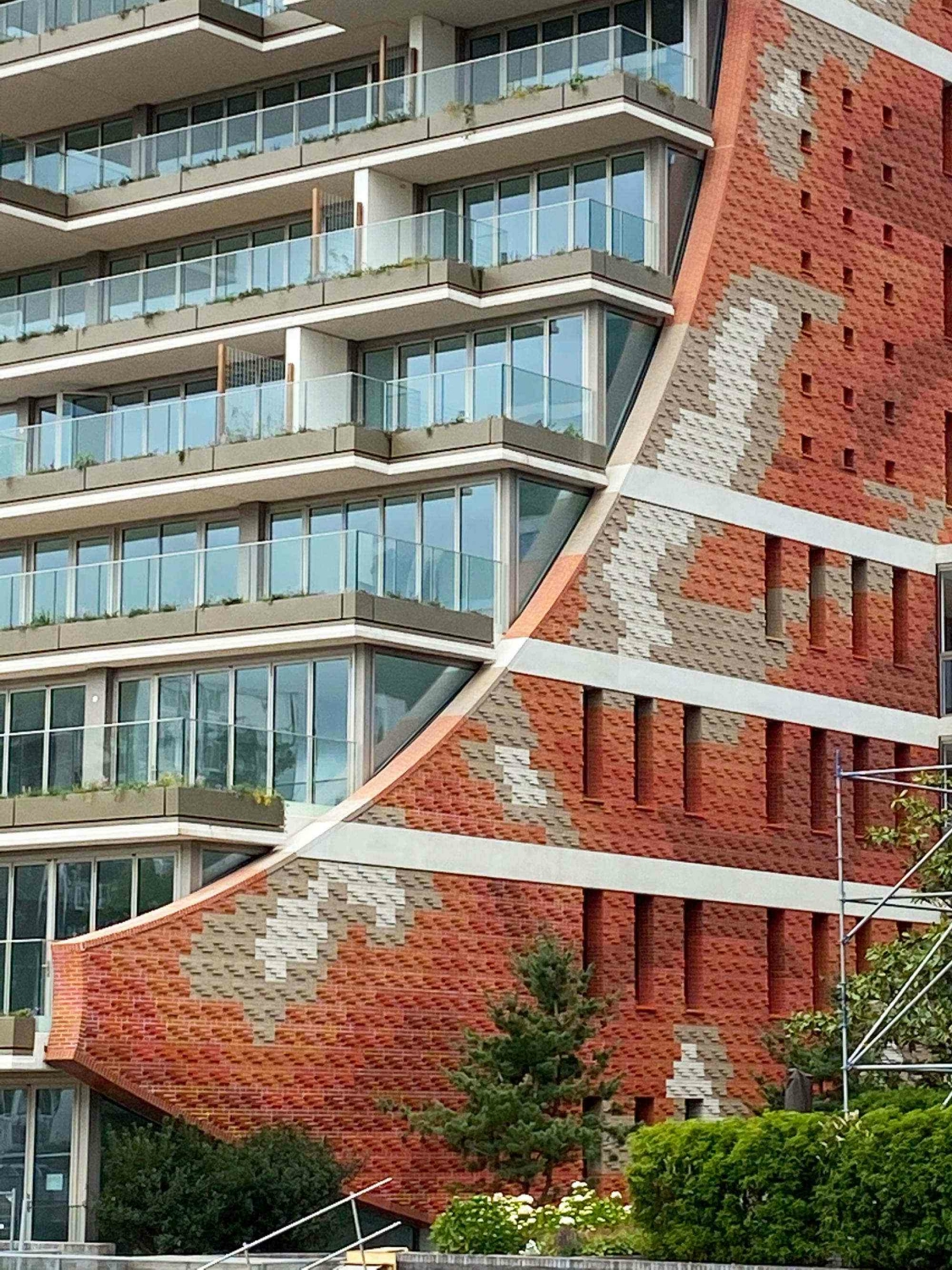 Ein schwingendes Sommerkleid diente als Inspiration für die Gebäudegeometrie.