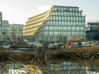 Das von Studioninedots entworfene Wohngebäude De Jakoba befindet sich im ehemaligen Amsterdamer Hafengebiet am Nordufer des IJ.