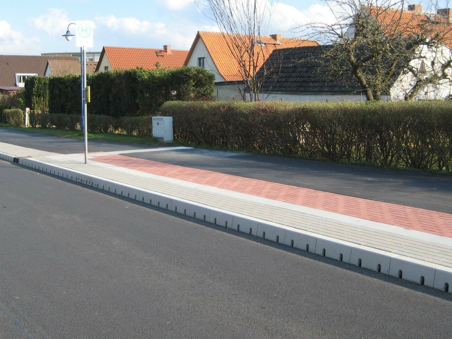 Eine speziell für Straßen, Parkplätze und urbane Erschließungsgebiete entwickelte Hohlbordrinne ist die „ACO Drain KerbDrain“.