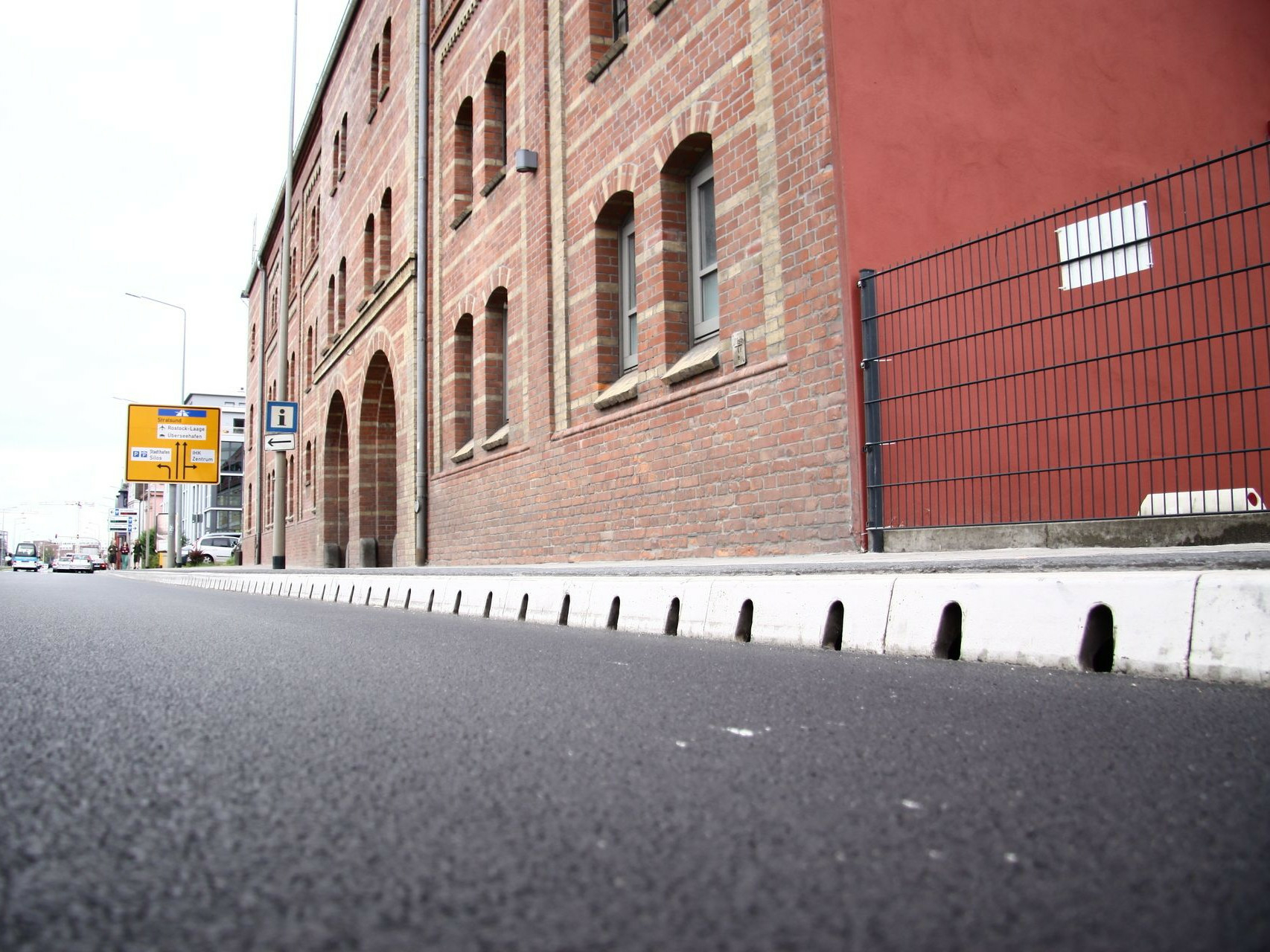 Einsatzbeispiel für die frost- und chemikalienbeständige Hohlbordrinne aus Polymerbeton „ACO Drain KerbDrain City“ an der Landstraße L 22 in Rostock.