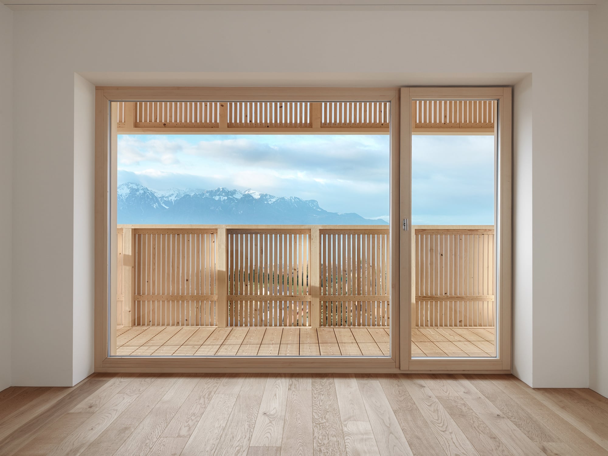 Schöne Aussicht auf den Genfersee und die Schweizer Alpen: umgebaute Siebzigerjahre-Architektur. 