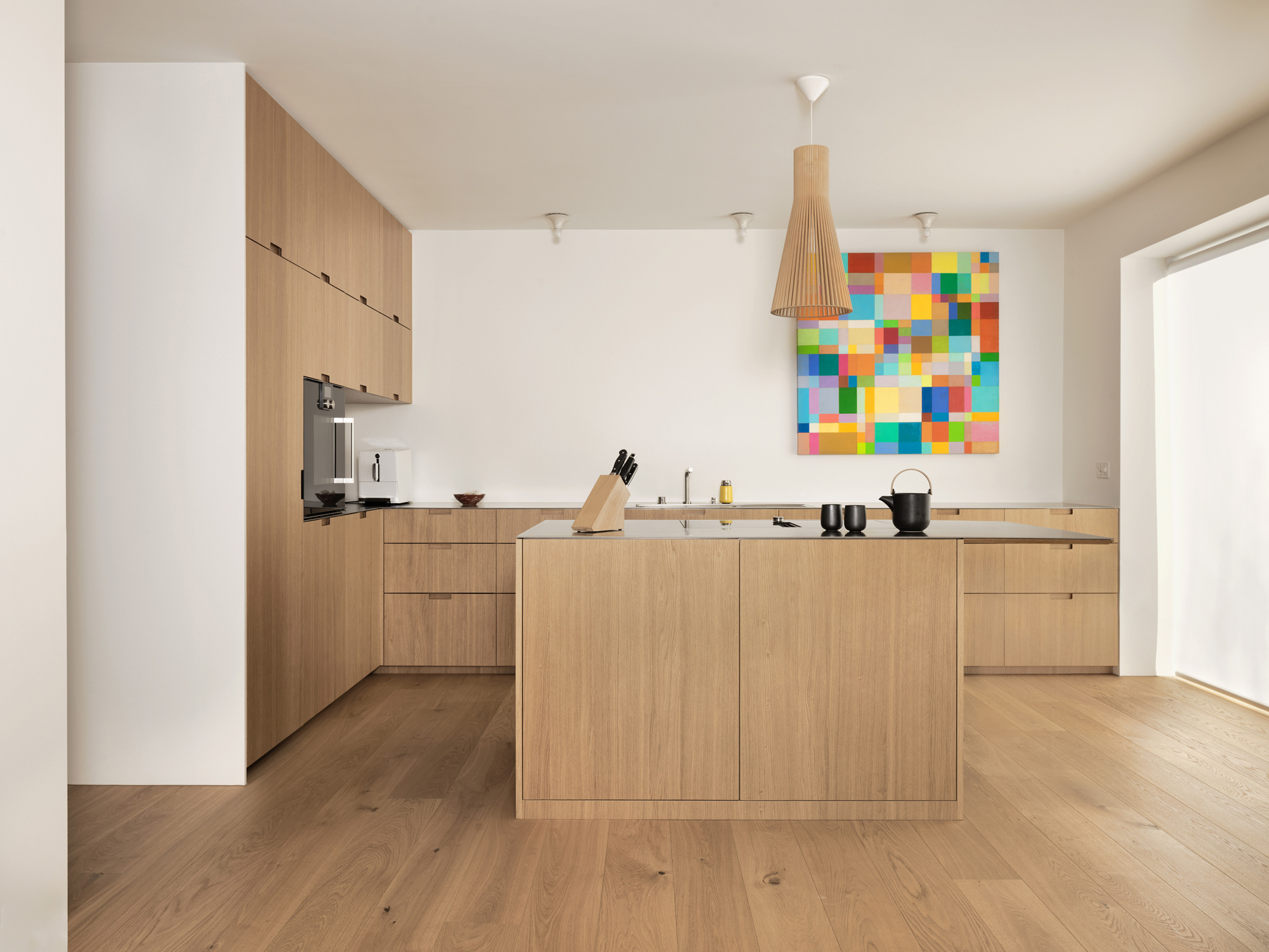 In der Wohnküche kommt die Landhausdiele Villapark vom Schweizer Hersteller Bauwerk Parkett im Format von 2100 x 190 Millimeter zum Einsatz.