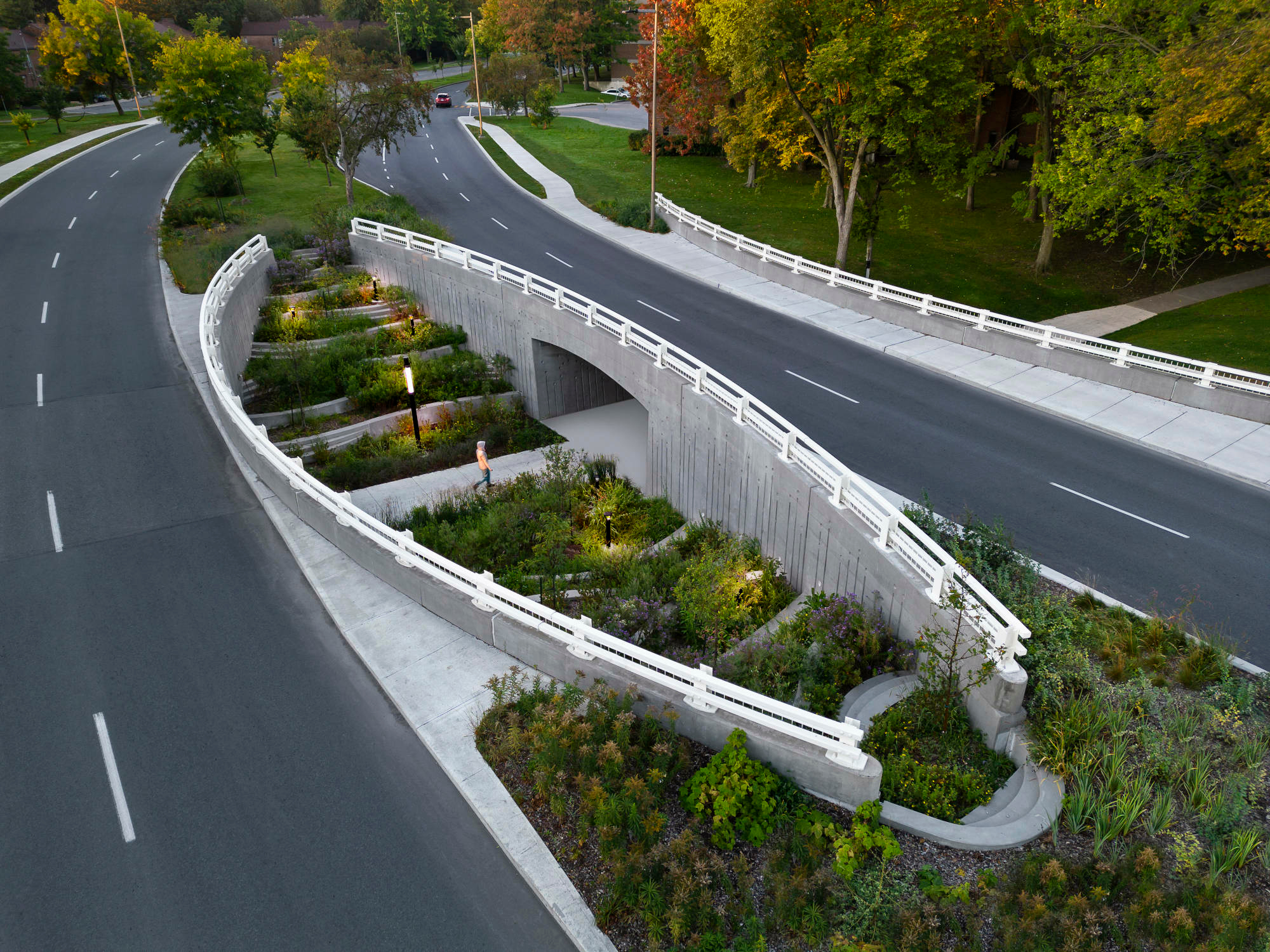 Sie dienen auch als Brüstung und Absturzsicherung für den 3 Meter breiten Fuß- und Radweg.