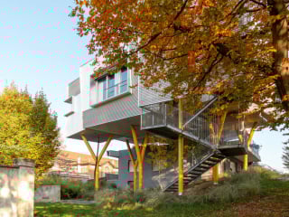 In einem Vorort von Turin wurde ein Bau aus den 1970er-Jahren um eine postmodern anmutende Erweiterung ergänzt.