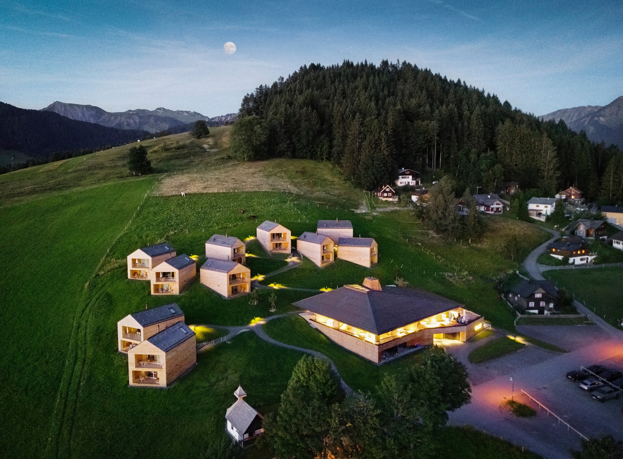 Baumschlager Eberle Architekten ordneten die Ferienhäuser versetzt zueinander an, so dass jedes Haus gute Aussicht bietet.