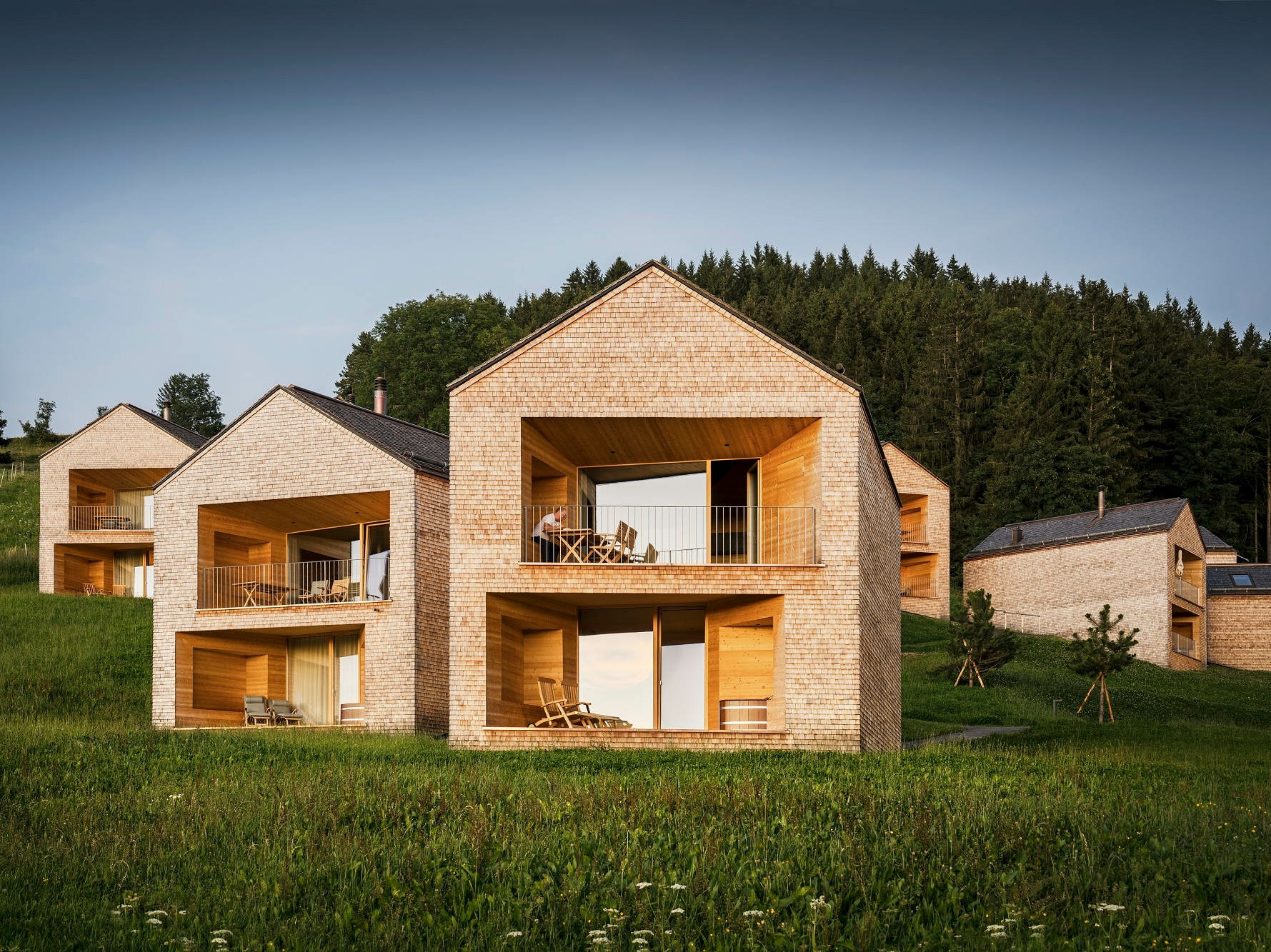 Auf einer Höhe von 1.200 Metern ist der Gasthof Peterhof umgeben von zehn Chalets in Holzbauweise.