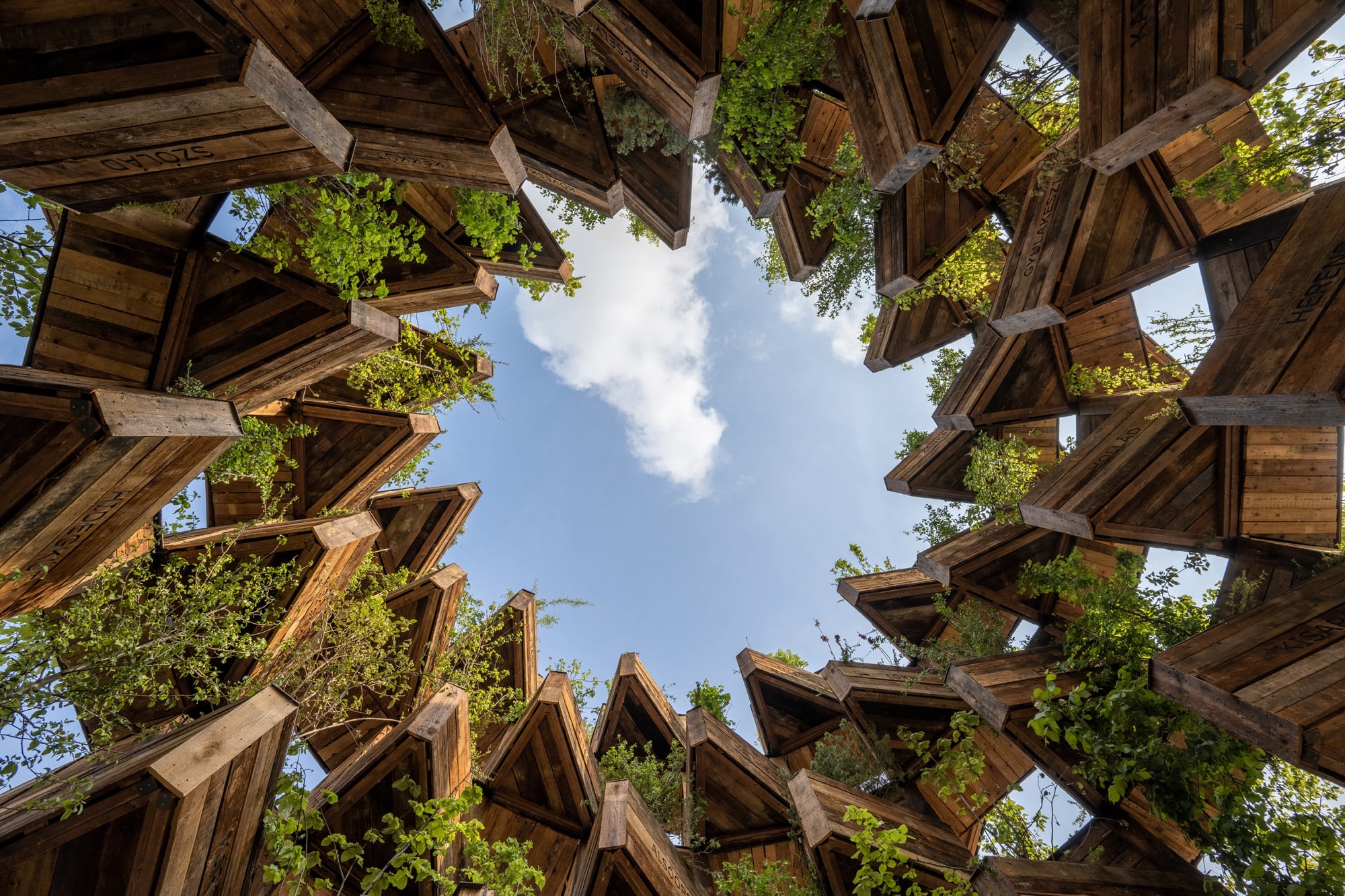 Der Pavillon symbolisiert die Zusammenarbeit der 116 Gemeinden, die am Programm „Kulturhauptstadt Europas Veszprém-Balaton 2023“ beteiligt sind.