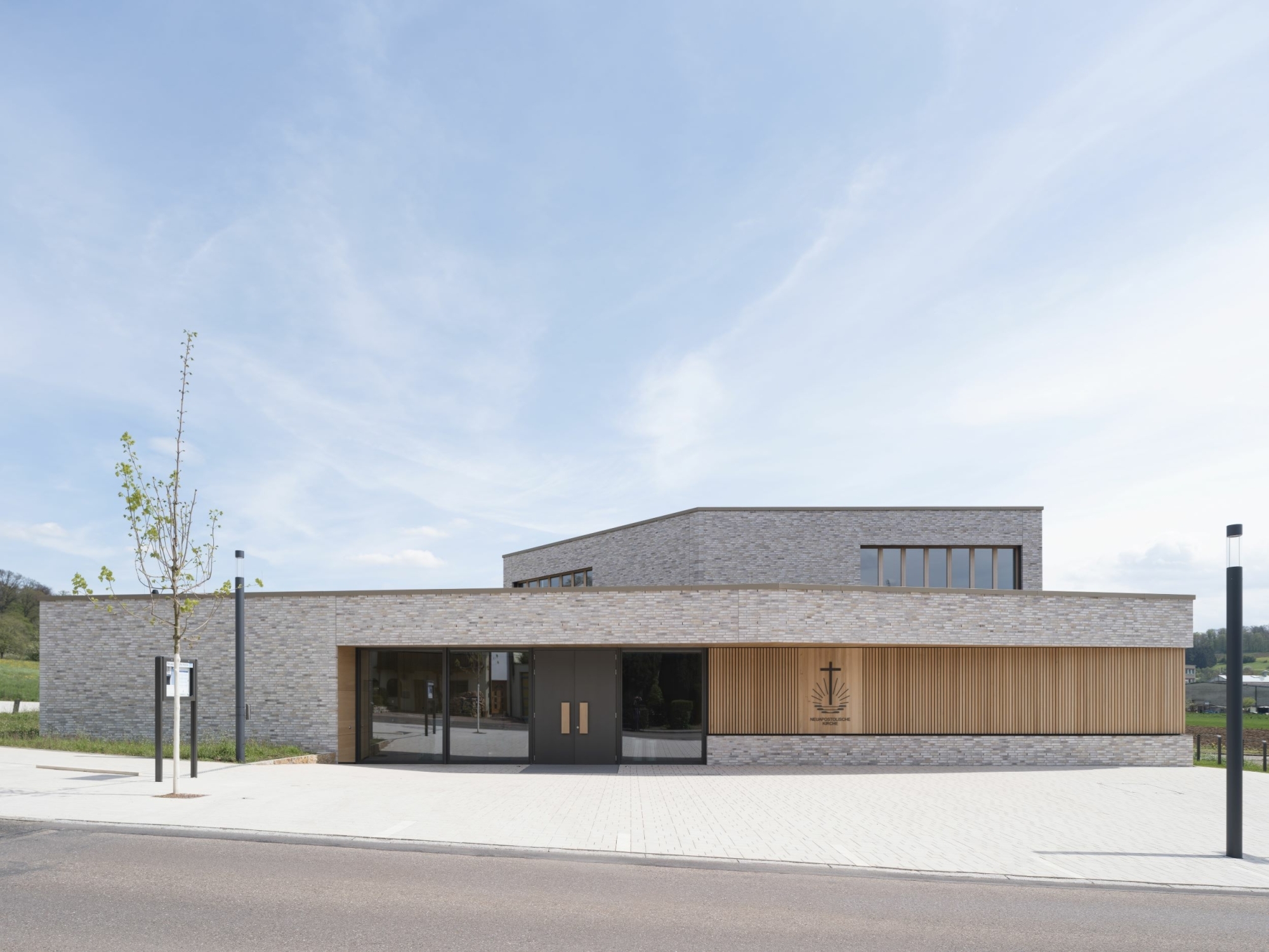Schlicht und gradlinig präsentiert sich das barrierefrei konzipierte Gemeindehaus, geplant von a+r Architekten.