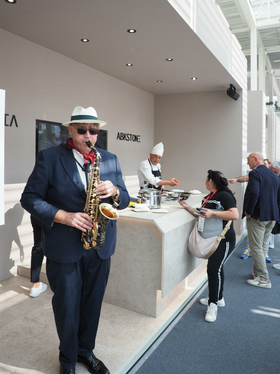 Kochen unter der Arbeitsplatte: Am Stand von ABK-Stone spielte die Musik – mit Kochvorführungen auf unsichtbaren Induktionskochfeldern.