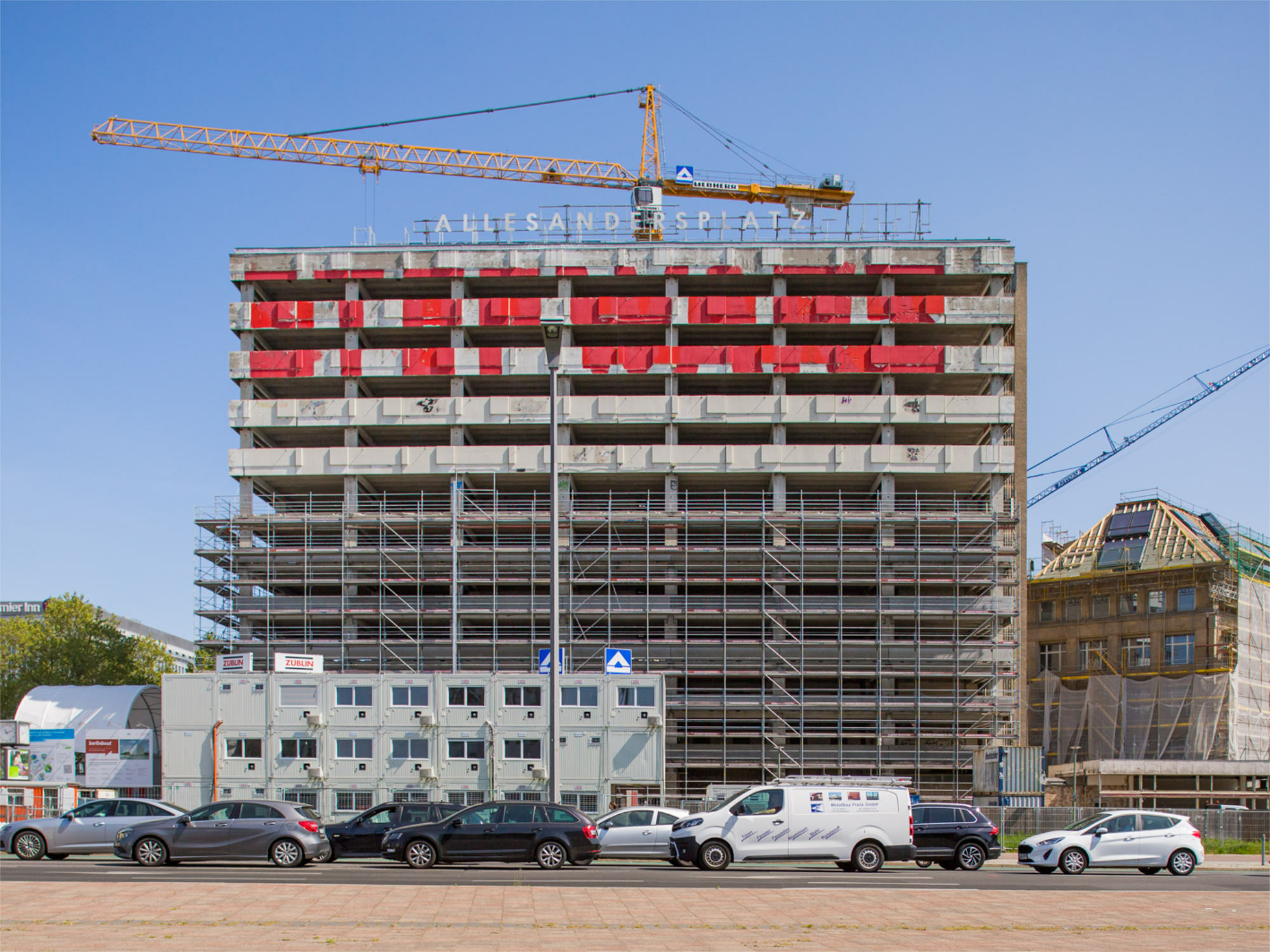 Das Gebäude ist in mehrere Abschnitte gegliedert. Vorne im Bild zu sehen ist Bauteil A.