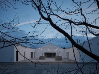 Eingebettet in das Landschaftsschutzgebiet Mährische Karst liegt das neue Kindersanatorium von Adam Rujbr Architekten. 