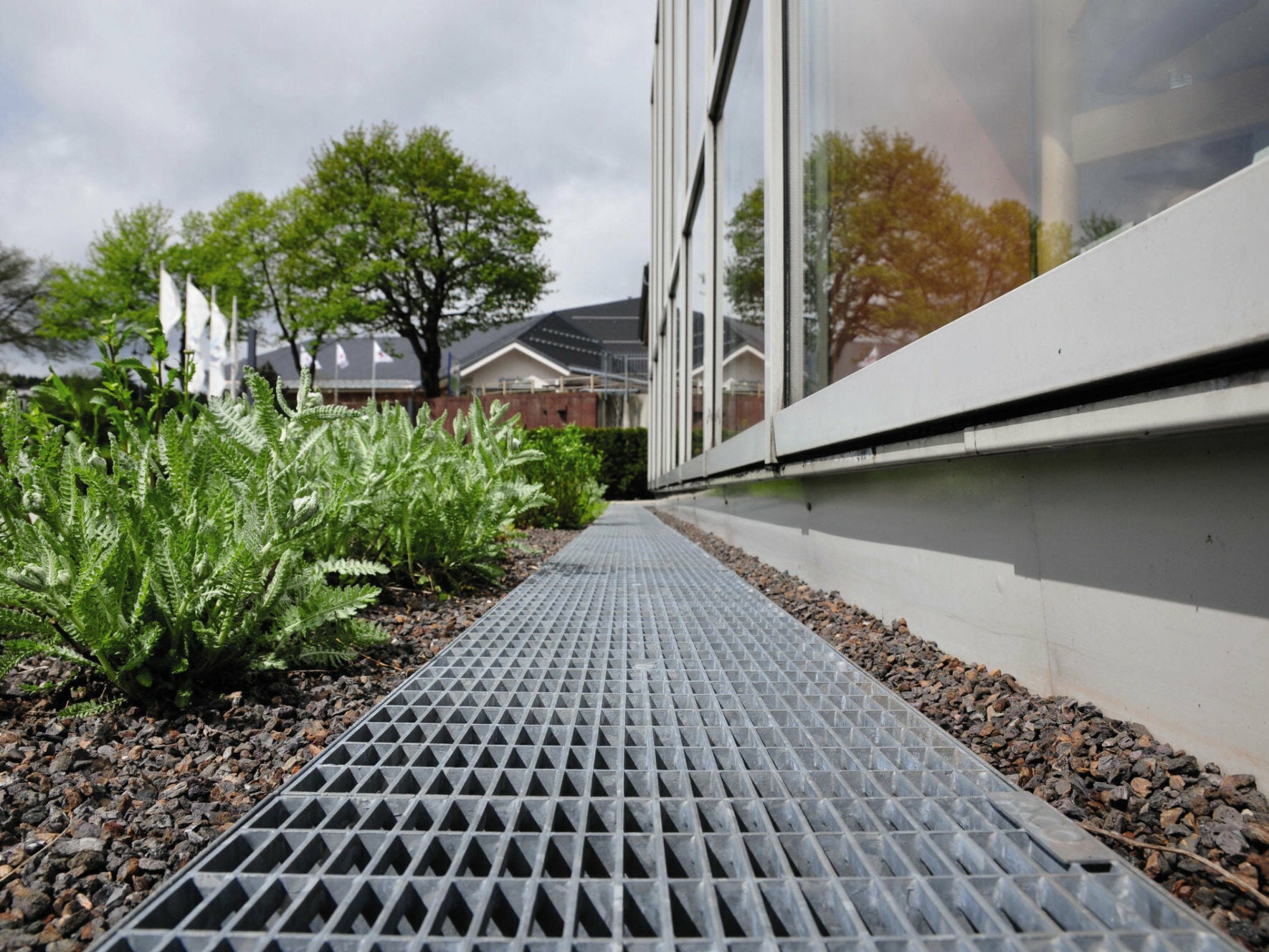 Rund 50 Prozent des anfallenden Regenwassers auf Grundstücken kann an Fassaden niedergehen. Sie müssen neben Dach- und Freiflächen daher ebenfalls bei der Planung von Entwässerungskonzepten mitgedacht werden.