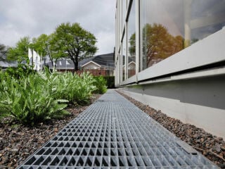 Rund 50 Prozent des anfallenden Regenwassers auf Grundstücken kann an Fassaden niedergehen. Sie müssen neben Dach- und Freiflächen daher ebenfalls bei der Planung von Entwässerungskonzepten mitgedacht werden.