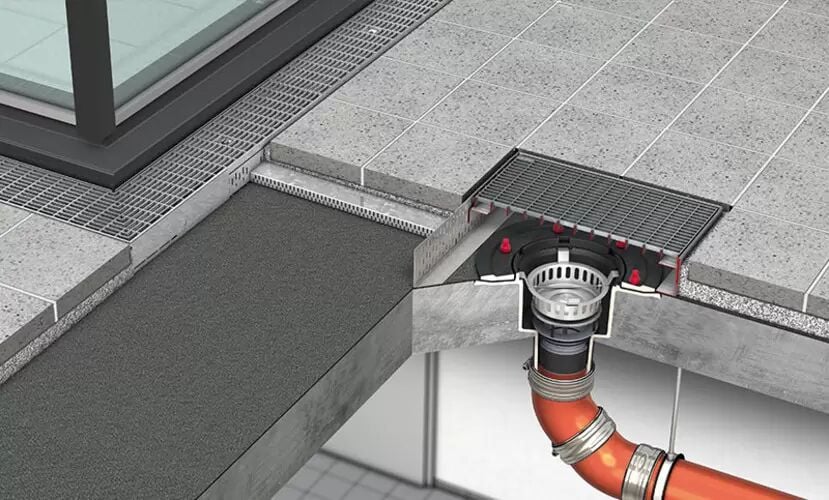 Fassaden- und Terrassenrinnen dienen dazu, ein Hochdrücken von Wasser infolge von Windbeanspruchung oder ein Anstauen vor besonders gefährdeten Bereichen zu verhindern.
