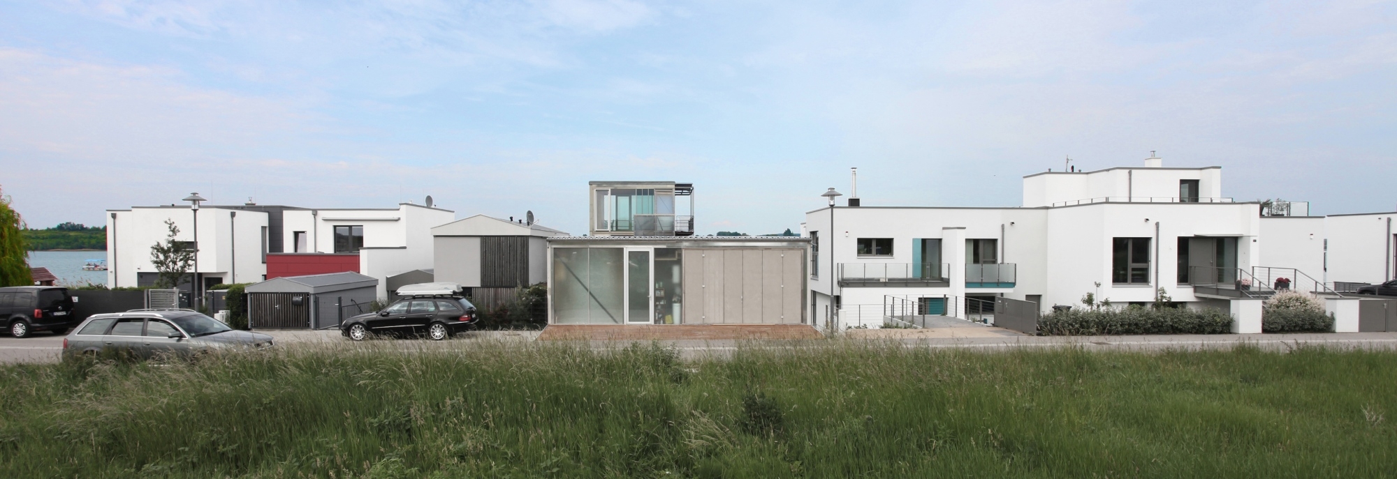 Straßenseitig schließt das Vorderhaus direkt an die Nachbargrundstücke an.