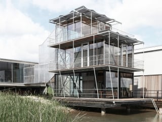 Der größere Teil von Haus Fügener ragt in den Hainer See und bildet einen Blickfang innerhalb der Uferbebauung. 