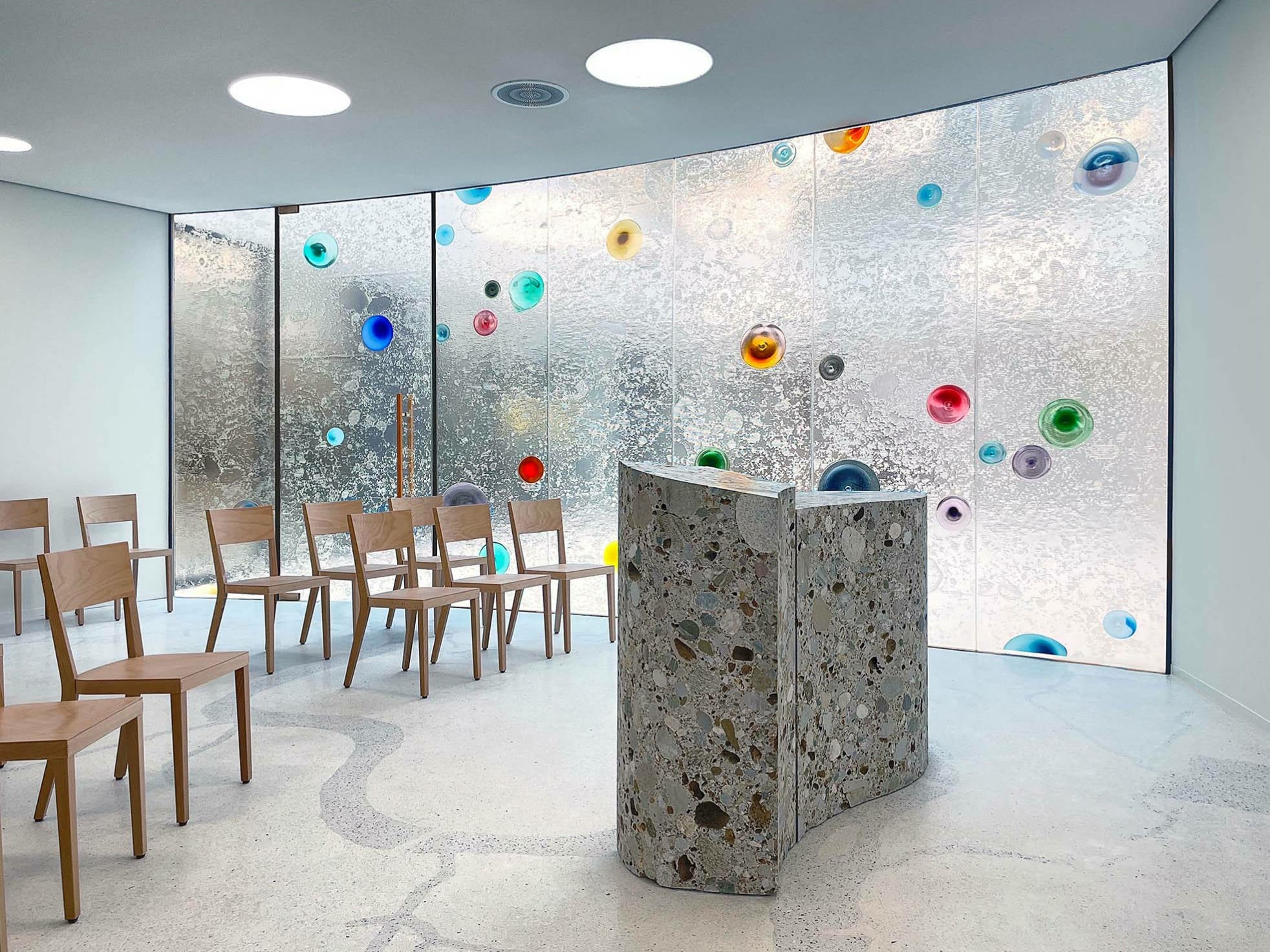 Das Künstler-Duo „Der dritte Mann“ gestaltete die Glaswand der Nagelfluhkapelle in einem Klinikneubau in Wasserburg.