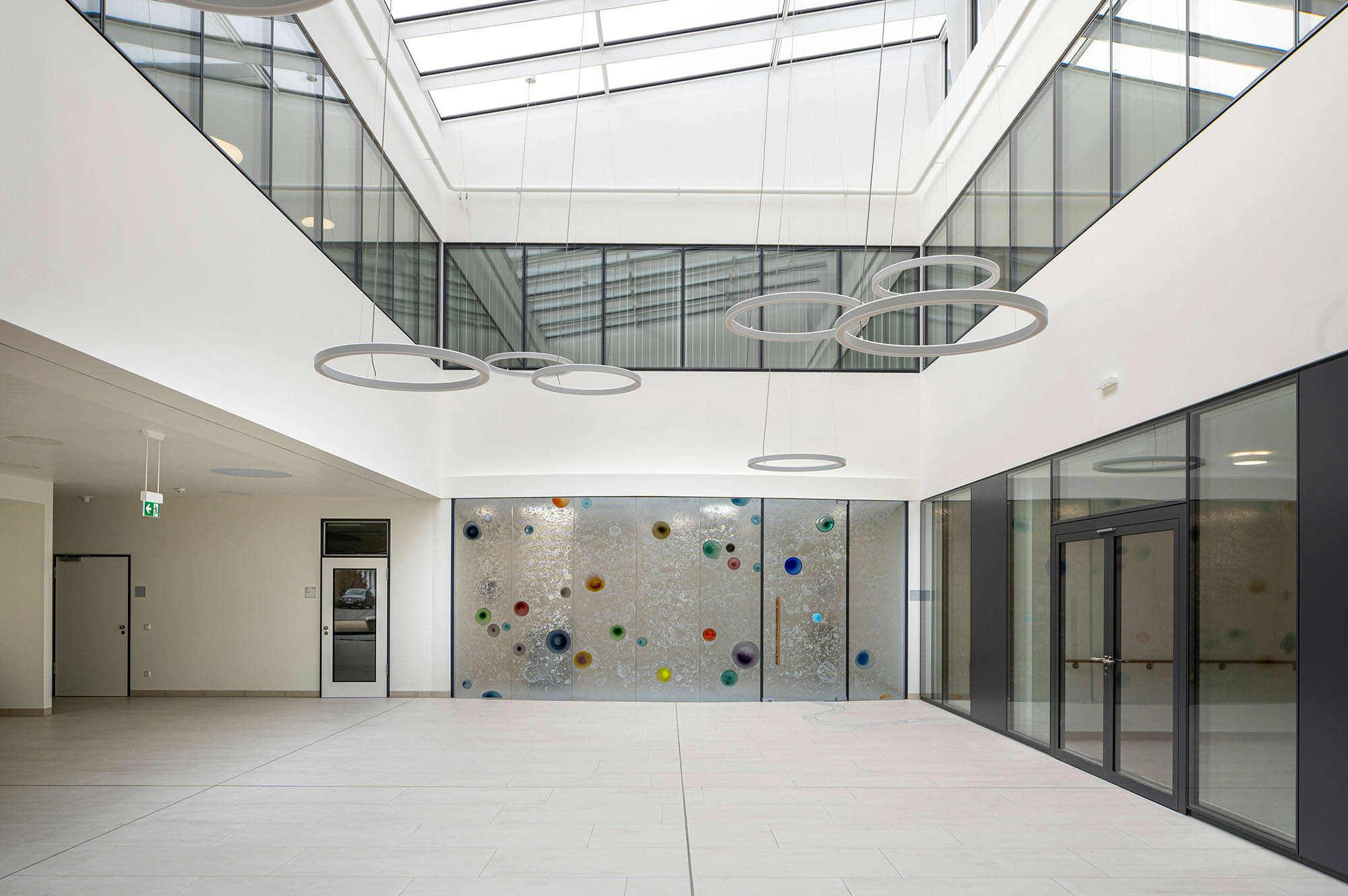 Die Kapelle liegt am Foyer. 