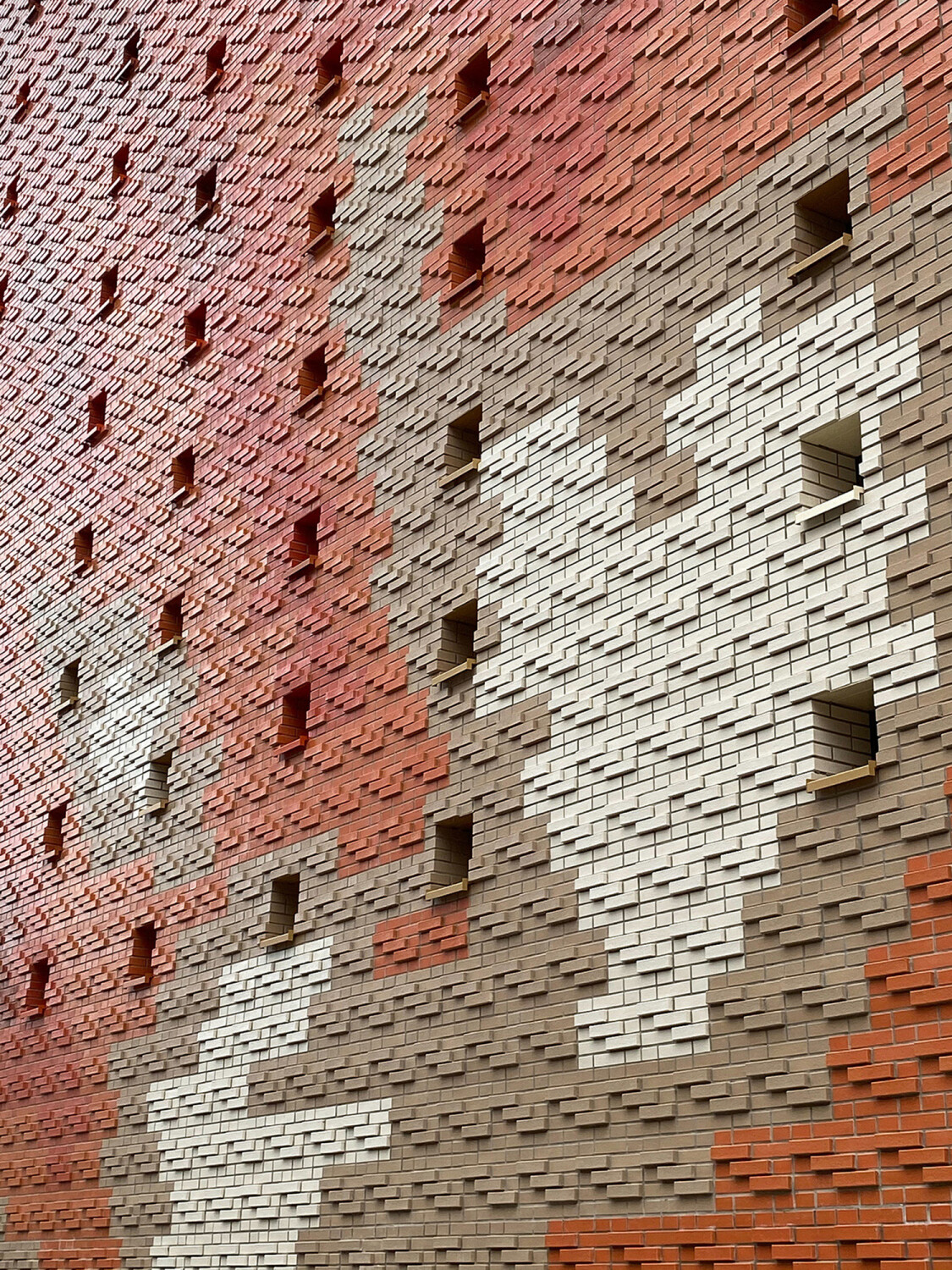 Die Ost-, Nord- und Westfassade bilden eine Art harte Schale aus reliefartigem Mauerwerk mit nur wenigen stehenden Fenstern. Mit diesem plastisch gestalteten Mauerwerk zitiert die Architektin den niederländischen Backsteinexpressionismus in Zuid.