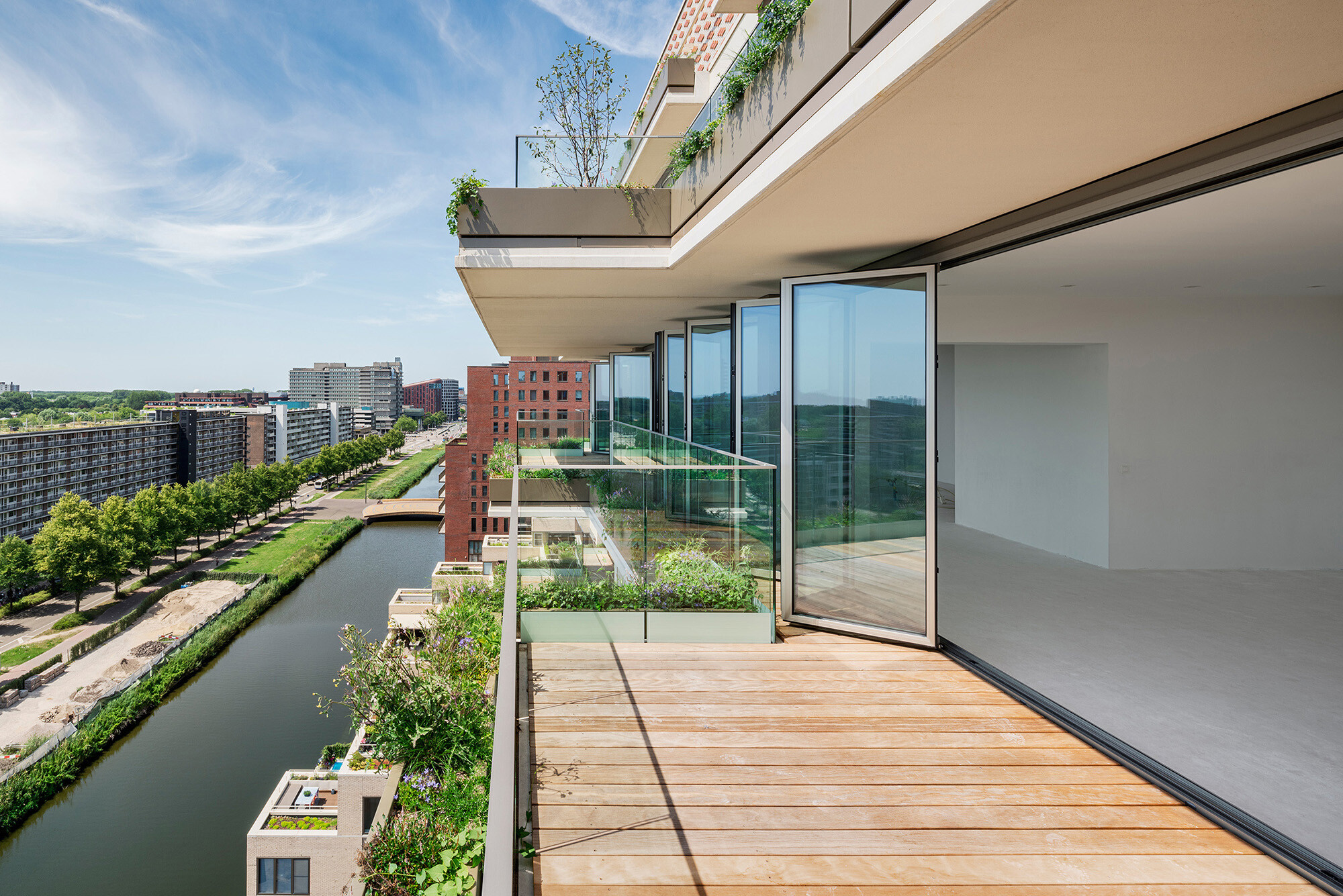 Jede der 47 Wohnungen, die zwischen 88 und 196 m² groß sind, öffnet sich über die jeweils gesamte Südseite mit Breiten bis zu 7,50 m auf einen Balkon oder eine Terrasse.