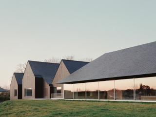 Atelier Raum architectes aus Nantes entwarfen das Ensemble, das hier aus südöstlicher Richtung zu sehen ist.