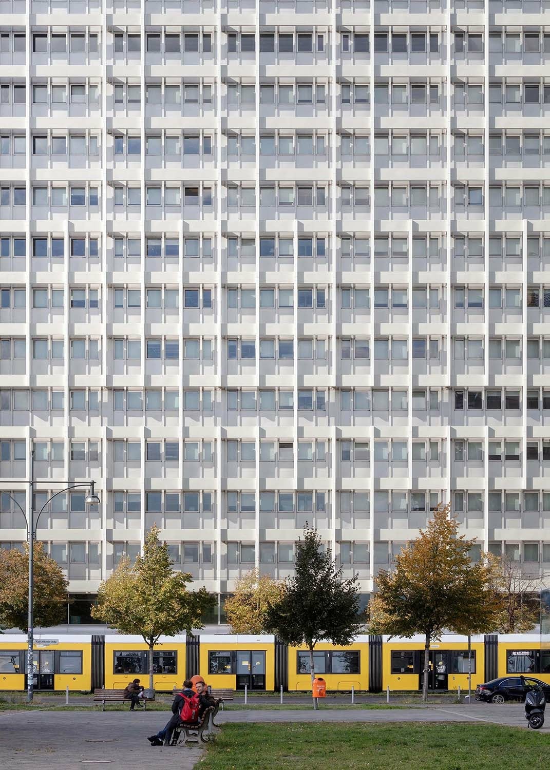 Die charakteristische Fassade der Hochhausscheibe wurde in ihren ursprünglichen Zustand mit vertikaler Struktur aus weißen auskragenden Lisenen zurückversetzt.  	