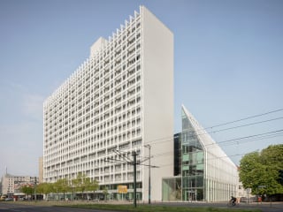 Das ikonische Pressehaus am Berliner Alexanderplatz wurde als Zeuge der DDR-Moderne nach Plänen von gmp unter denkmalschutzauflagen saniert und um einen Neubau erweitert. 