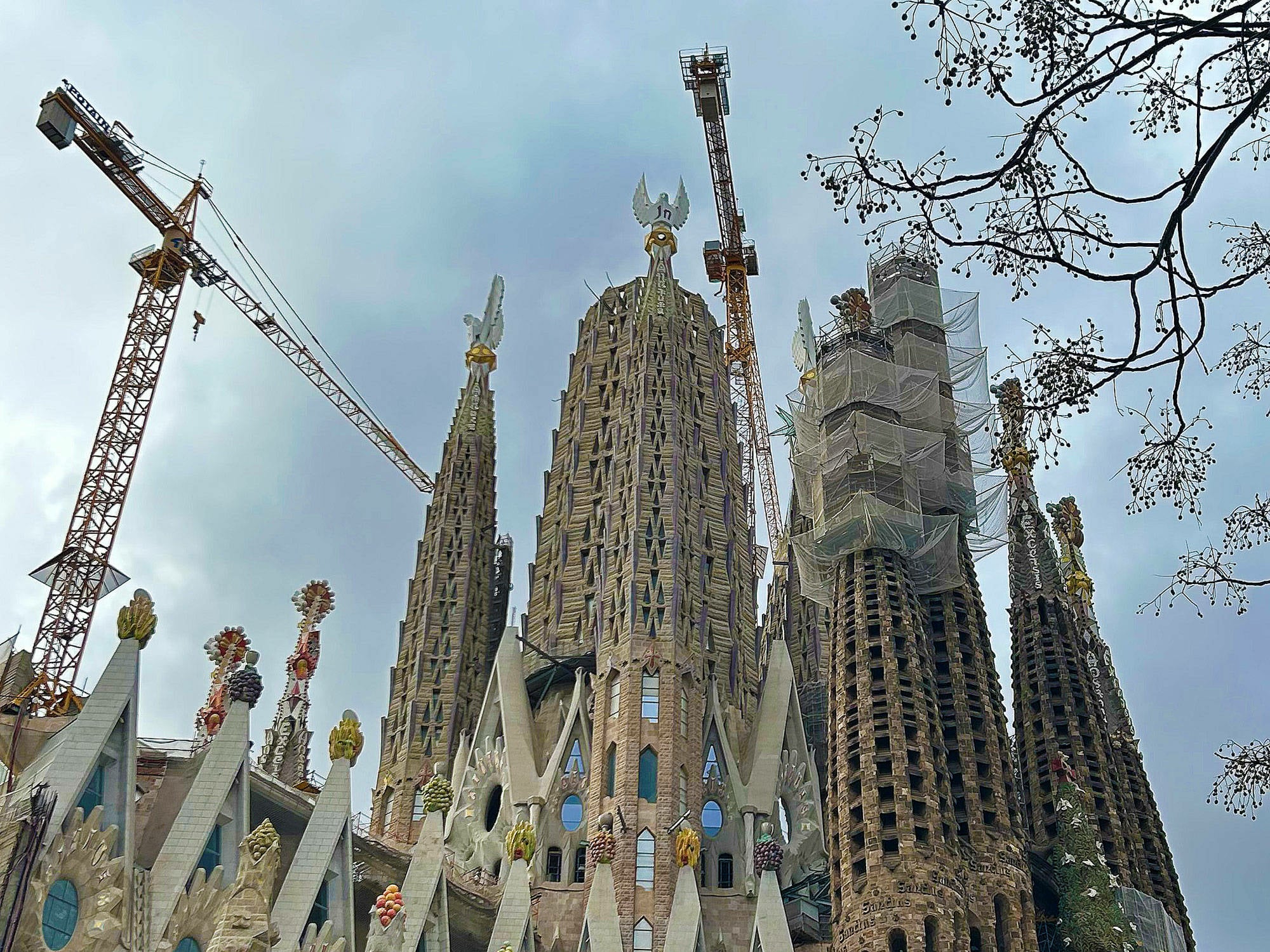 Sicherheitsnetze werden häufig über Fenster- und Türöffnungen gespannt, die potenzielle Gefahrenstellen darstellen. Im Bild die Sagrada Familia von Antoni Gaudi in Barcelona.