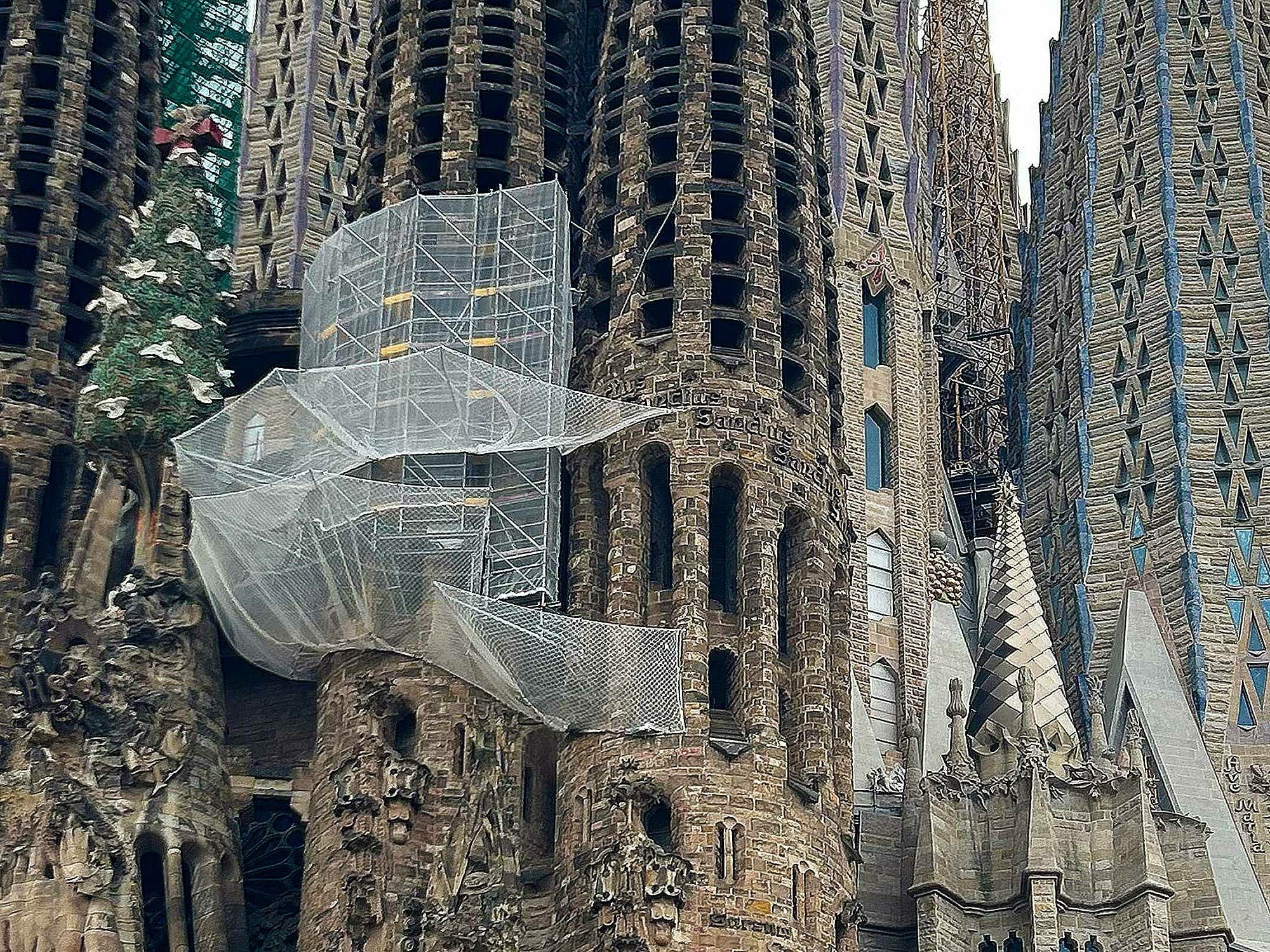 Sie finden sich an straßenseitigen Fassaden, oberhalb von Bürgersteigen und Aufenthaltsflächen im Freien wie beispielsweise über Schulhöfen oder an Kirchtürmen wie der Sagrada Familia.