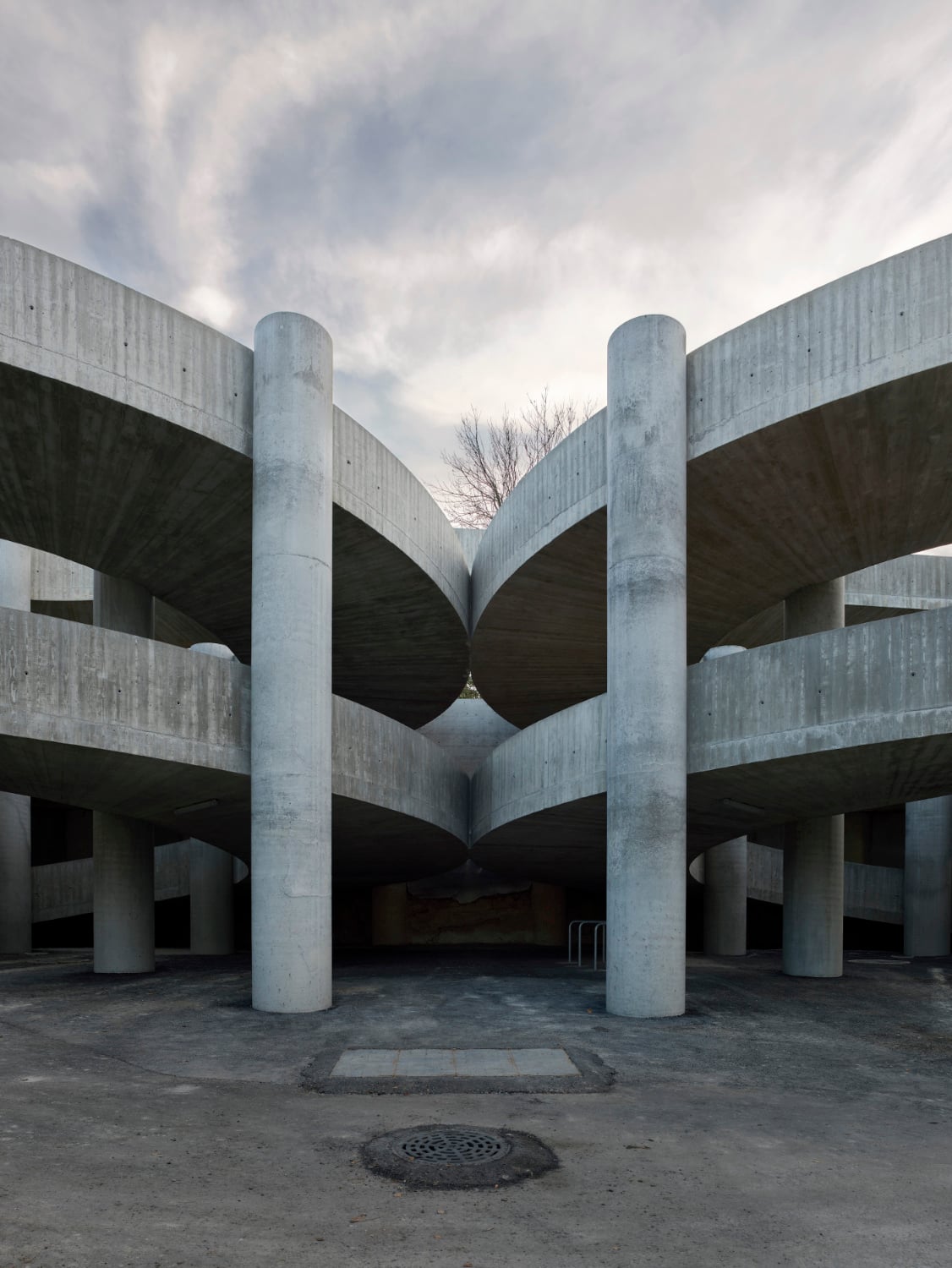 Markantestes Merkmal des Gebäudes ist die wuchtige Rampenanlage mit den tangentialen Rundstützen.