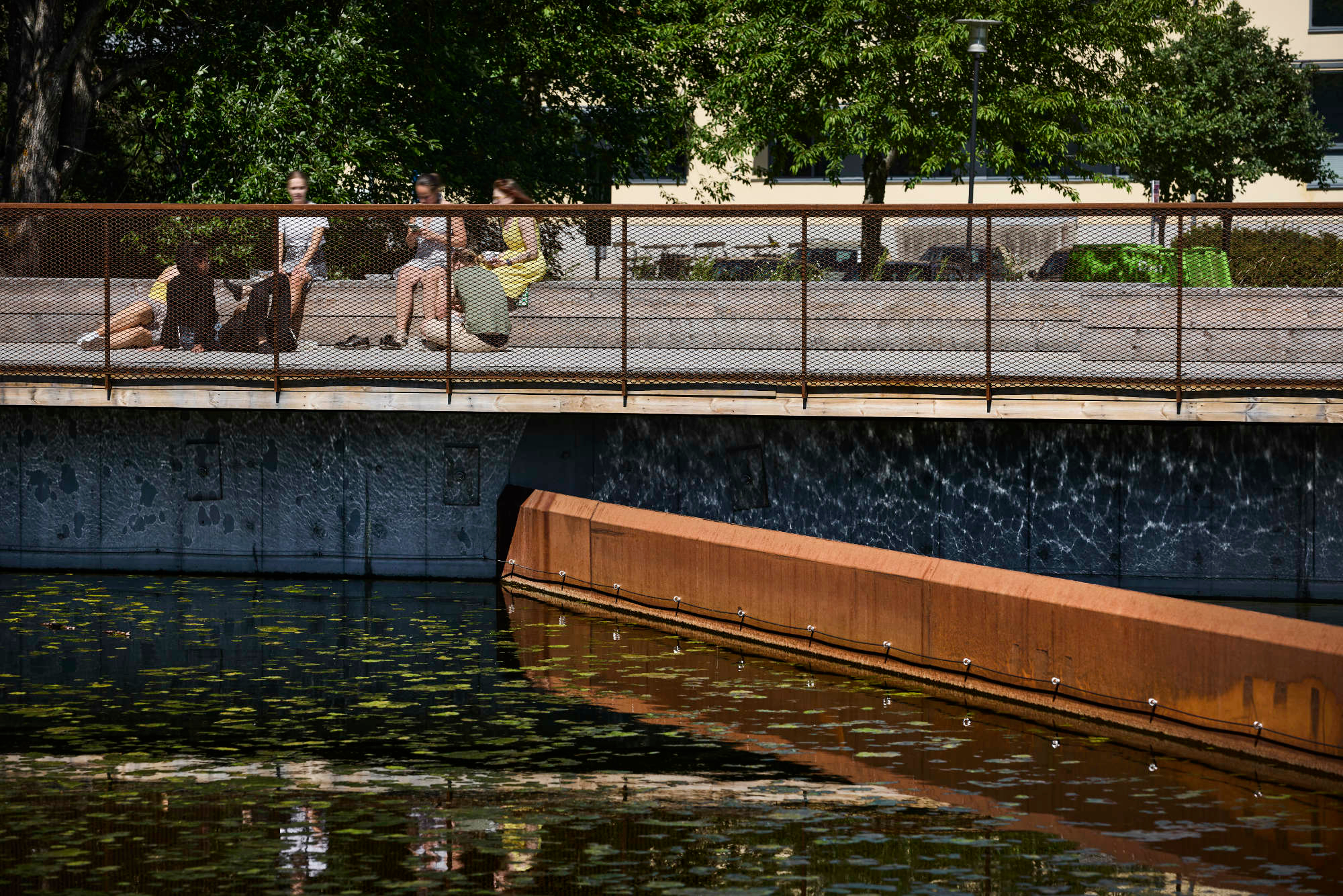 Im Norden grenzt der Teich an die Stadt, hier schützt eine Ortbetonmauer vor Hochwasser.