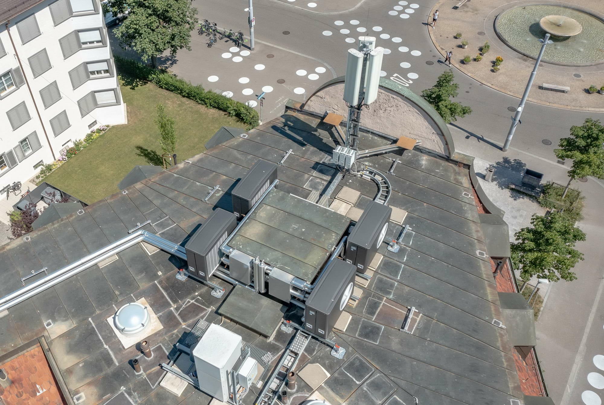 Die einzig sinnvolle Möglichkeit zur Aufstellung der Wärmepumpengeräte bot sich auf dem Dach, direkt beim Liftaufbau.