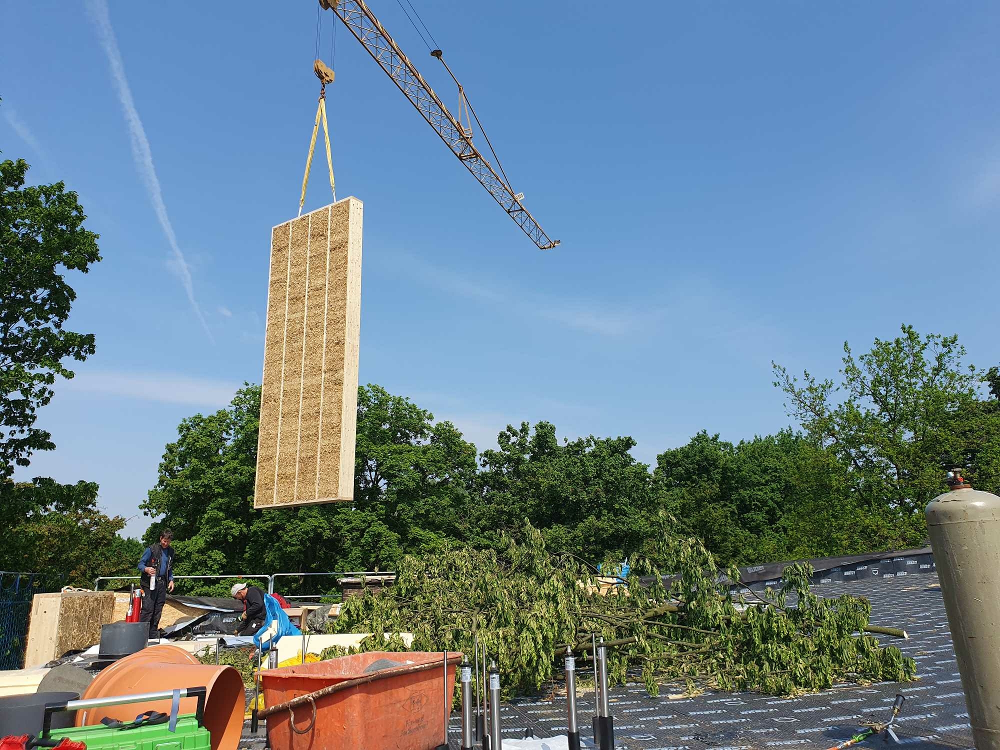 Bei der Sanierung verwendete man vorgefertigte kranbare Holz-Stroh-Module.