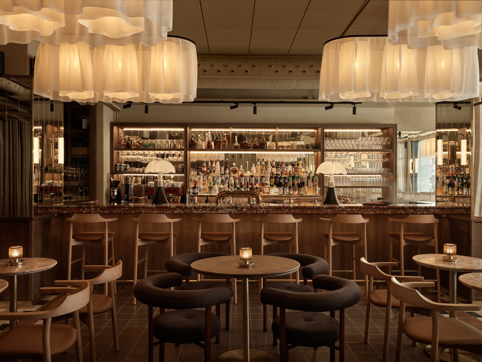 Das finnische Architekturbüro Fyra hat in Helsinki das Restaurant Gina in einen Ort der Italianità verwandelt. 