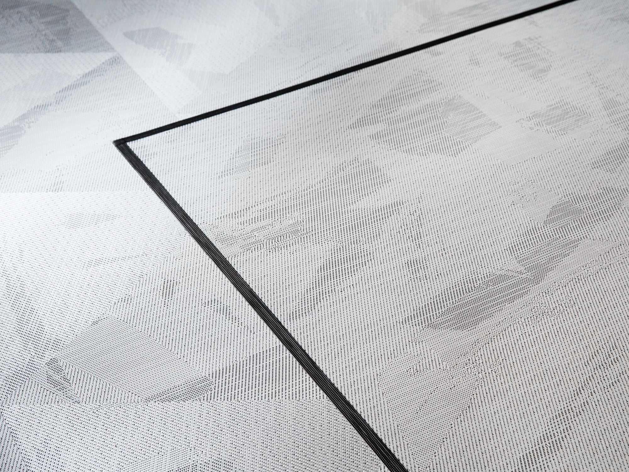 Grafische Muster, spannende Farbeffekte und interessante Oberflächen kennzeichnen die abgepassten Vinylteppiche aus der Kollektion Truly von Bolon.