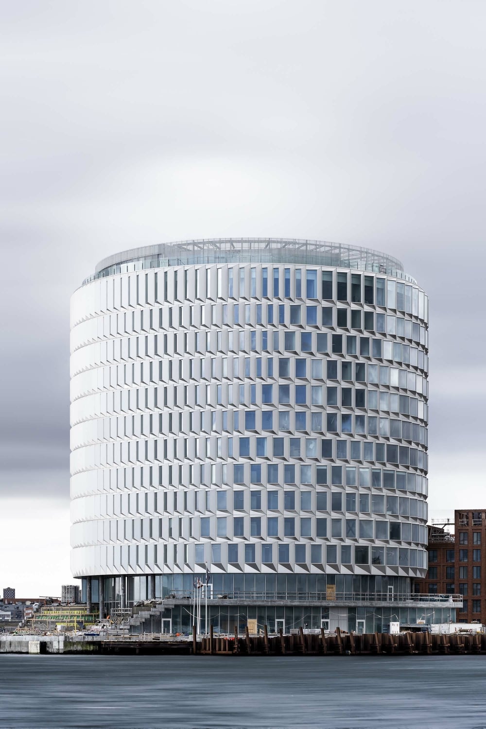 Außergewöhnlich ist die Elementfassade, deren Ausrichtung und Fenstergrößen auf einer Tageslichtanalyse basiert. 
