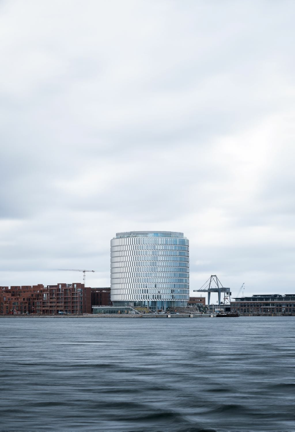 Als neue Landmarke weist das Gebäude durch seinen runden Grundriss keine Rückseite auf und ist weithin im Stadtraum sichtbar. 