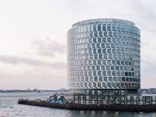 Das Bürohaus Tip of Nordø ist der letzte Baustein der ersten fertiggestellten Nachbarschaft im Kopenhagener Stadtteil Nordhavn. 