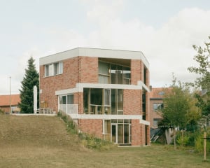 Das Wohnhaus nach Plänen von BLAF architecten ist dreigeschossig und fügt sich in die vorhandene Grundstückstopografie ein.