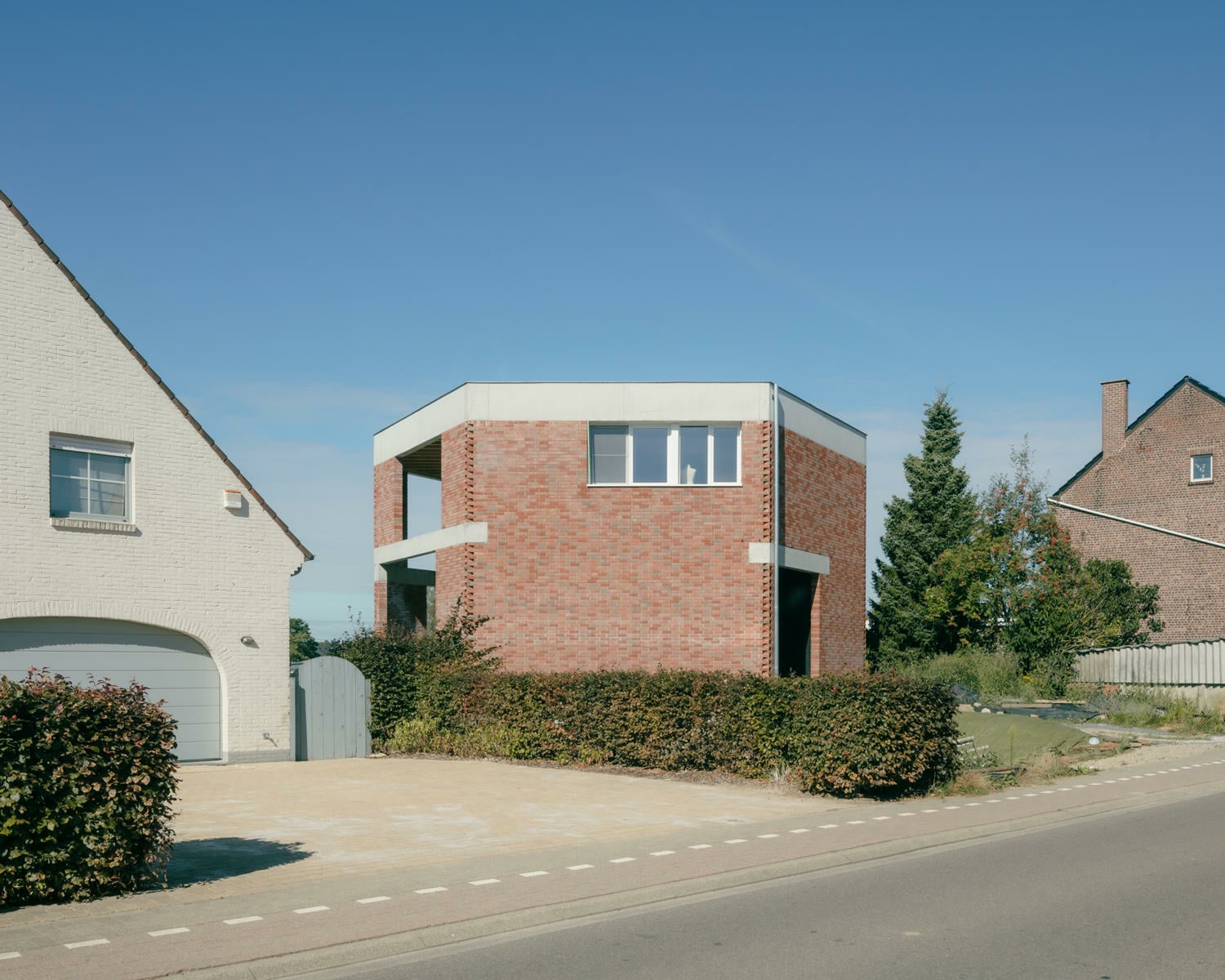 Straßenseitig erscheint das Gebäude nur zweigeschossig und nimmt damit die Höhe seiner Nachbarn auf.