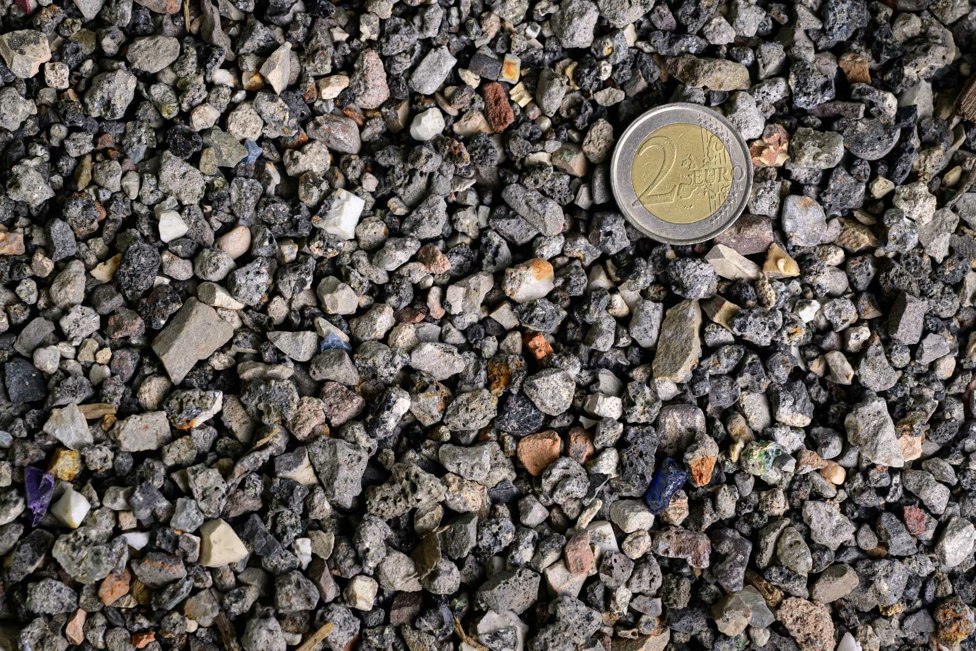 Die aufbereiteteten mineralischen Anteile von MV-Aschen bieten sich wegen ihrer Körnung als Ersatzstoff für Kies an.